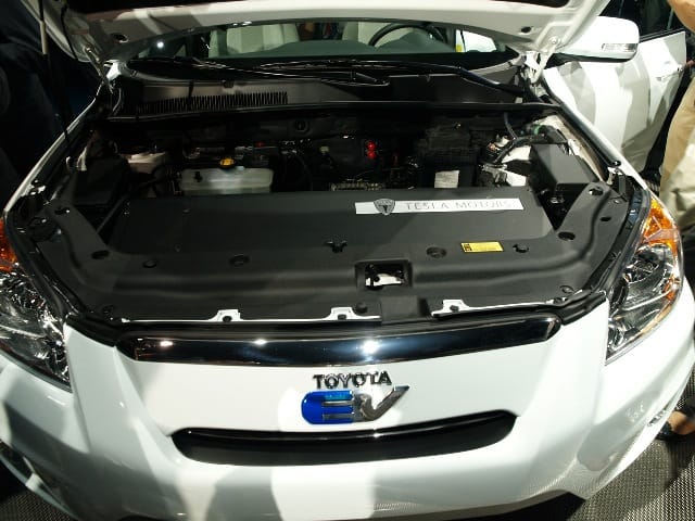 Toyota'dan yeni elektrikli RAV 4