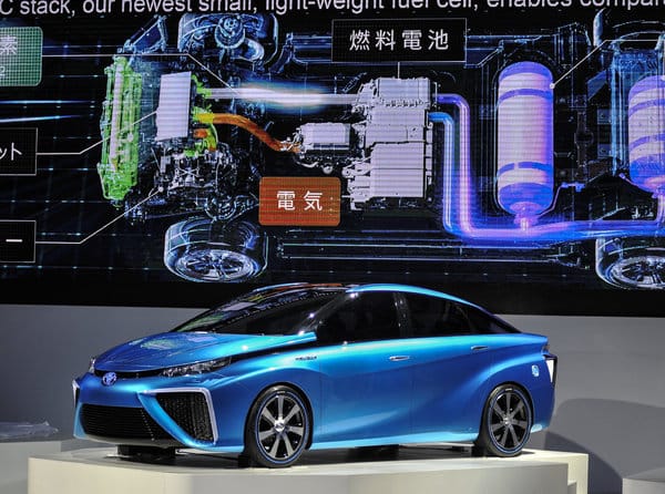 Toyota, ilk hidrojen yakıt hücreli otomobilini satışa çıkarıyor